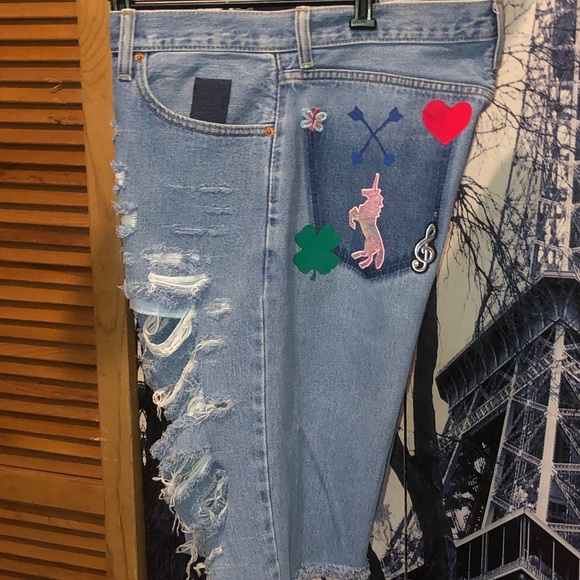 Graffiti Bridge Men’s Distressed Denim Shorts - Picture 8 of 8